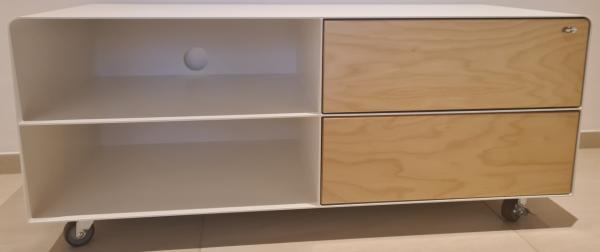 TV Lowboard mit Massivholz-Schubladen auf Rollen