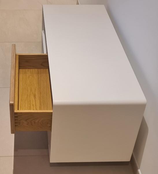 TV Lowboard mit Massivholz-Schubladen auf Rollen