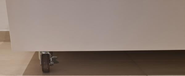 TV Lowboard mit Massivholz-Schubladen auf Rollen