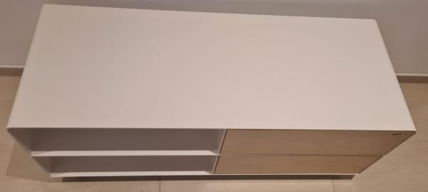 TV Lowboard mit Massivholz-Schubladen auf Rollen