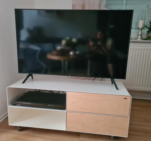 TV Lowboard mit Massivholz-Schubladen auf Rollen