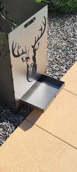 Feuertonne mit Hirschmotiv