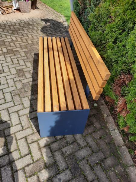 Gartenbank in Tanne mit Rückenlehne aus 8 mm Stahlblech, pulverbeschichtet