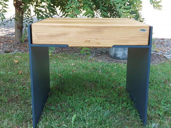 Beistelltisch aus 8 mm Stahl pulverbeschichtet, Massivholz Tanne