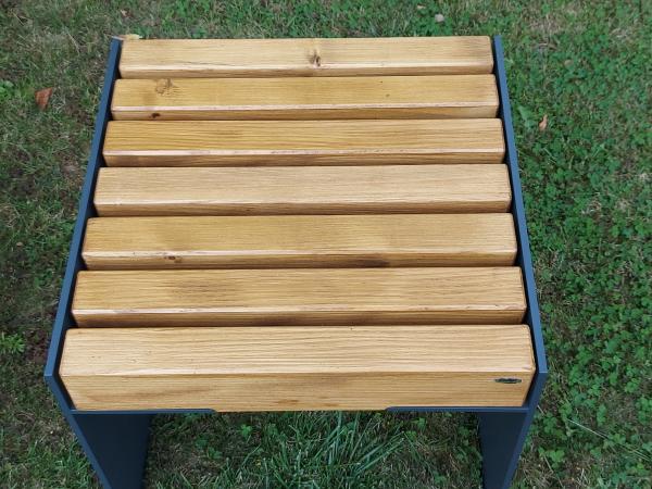 Beistelltisch aus 8 mm Stahl pulverbeschichtet, Massivholz Tanne