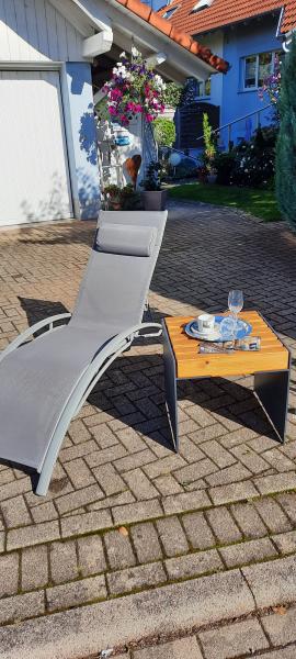 Beistelltisch aus 8 mm Stahl pulverbeschichtet, Massivholz Tanne