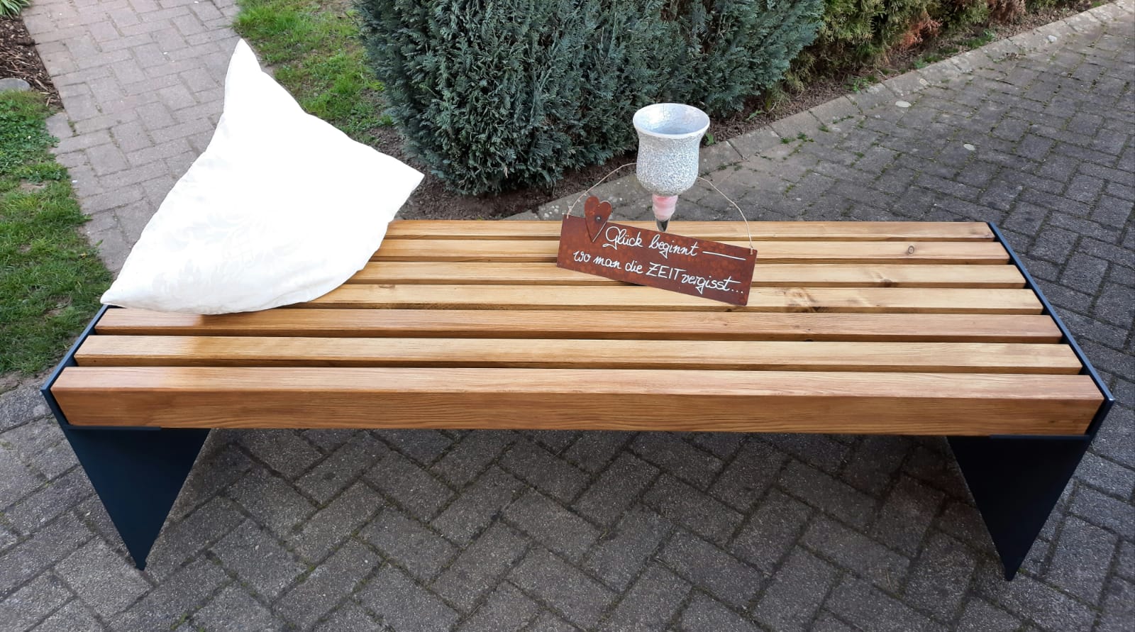 Gartenbank aus 8 mm Stahl pulverbeschichtet, Massivholz Tanne in Eichefarbe lasiert