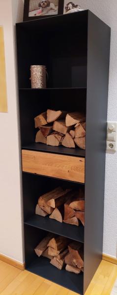 Kaminholzregal mit Schublade in Massivholz Wildeiche