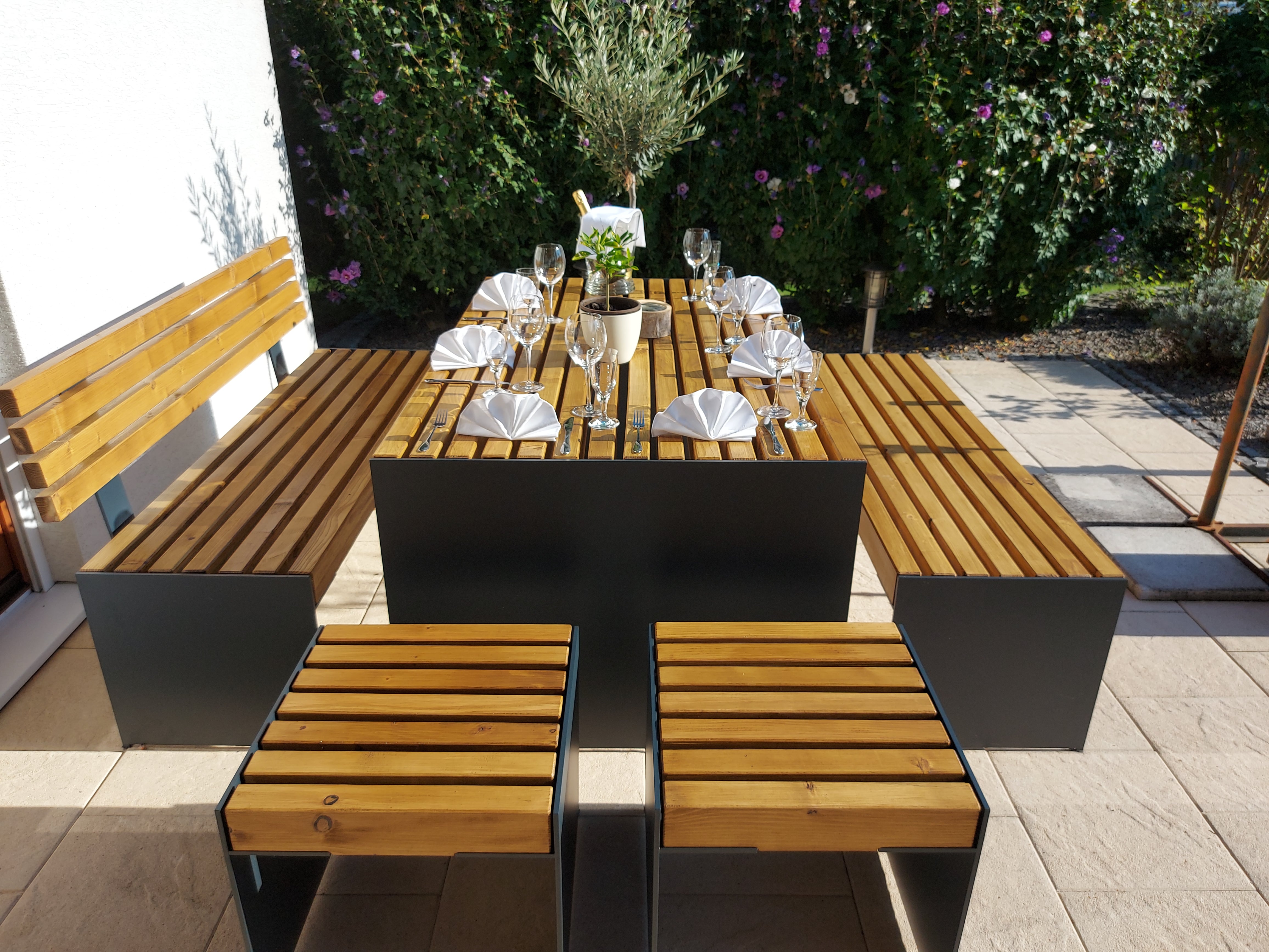 Beistelltisch aus 8 mm Stahl pulverbeschichtet, Massivholz Tanne