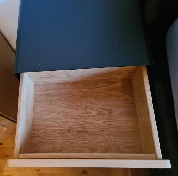Nachttisch aus 3mm Stahl mit Schublade - hängend