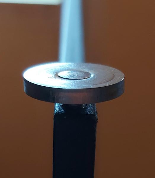 Beistelltisch aus 8 mm Stahl pulverbeschichtet, Massivholz Tanne