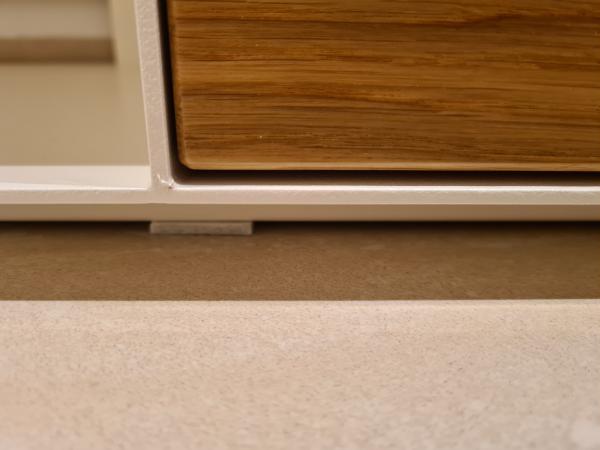 TV Lowboard mit Massivholz-Schubladen und Rückwand