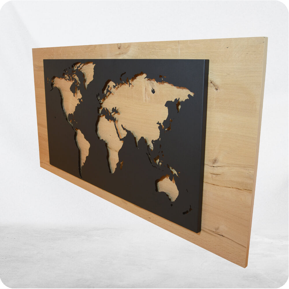 Weltbild aus Stahl mit Holzhintergrund