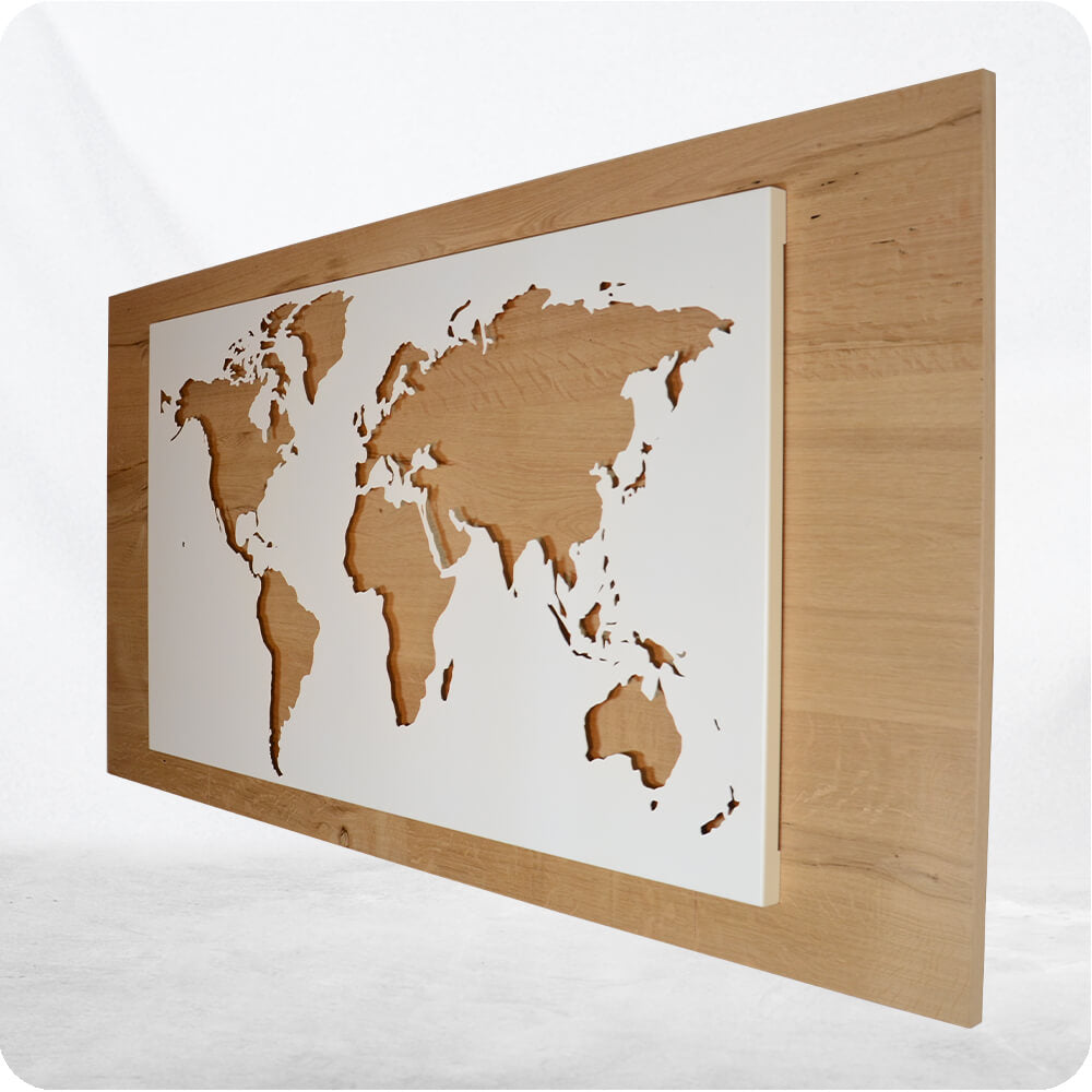 Weltbild aus Stahl mit Holzhintergrund