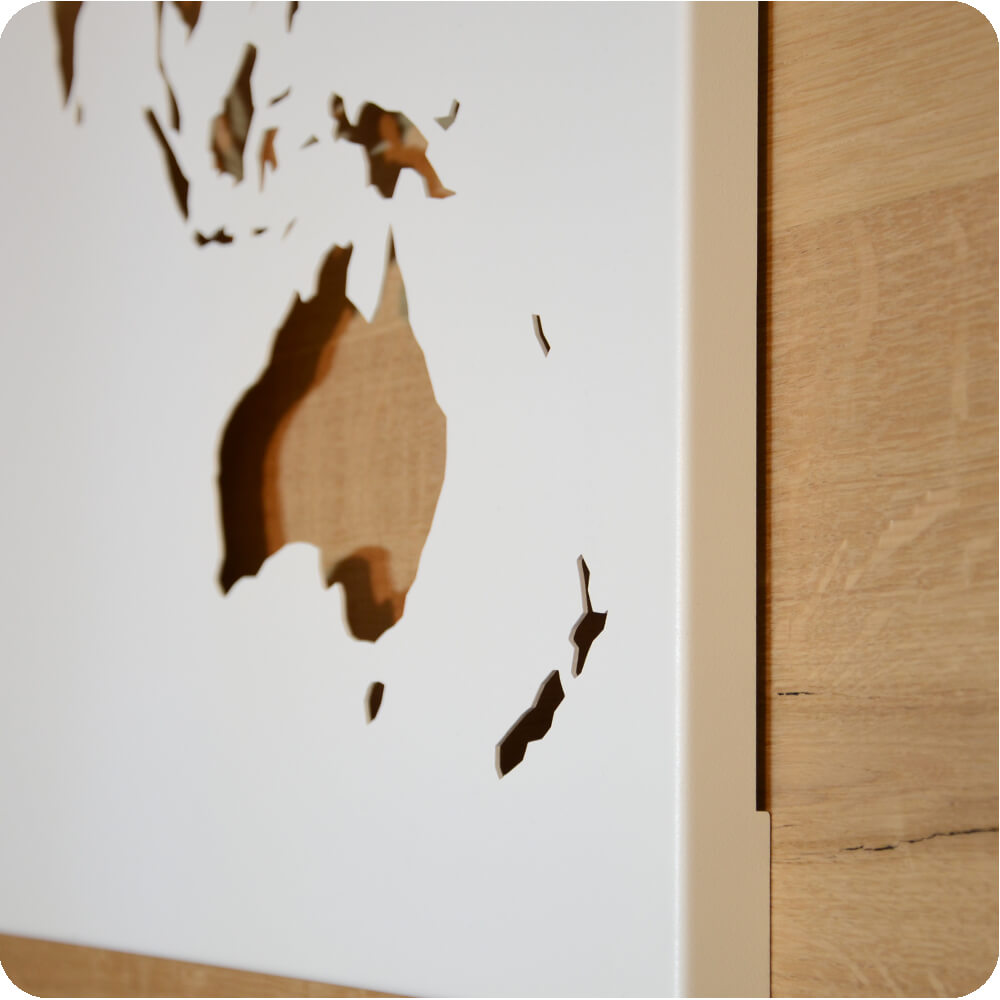 Weltbild aus Stahl mit Holzhintergrund