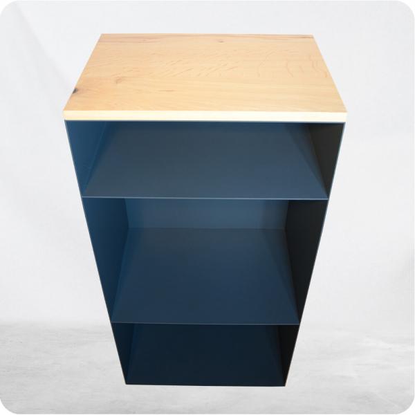 Kaminholzregal aus Metall mit Holzabdeckung