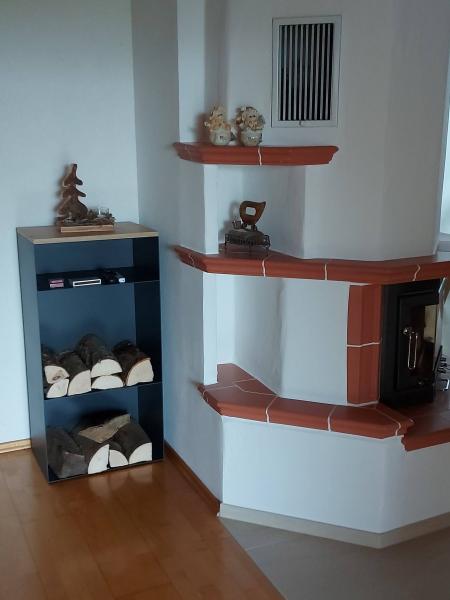 Kaminholzregal aus Metall mit Holzabdeckung