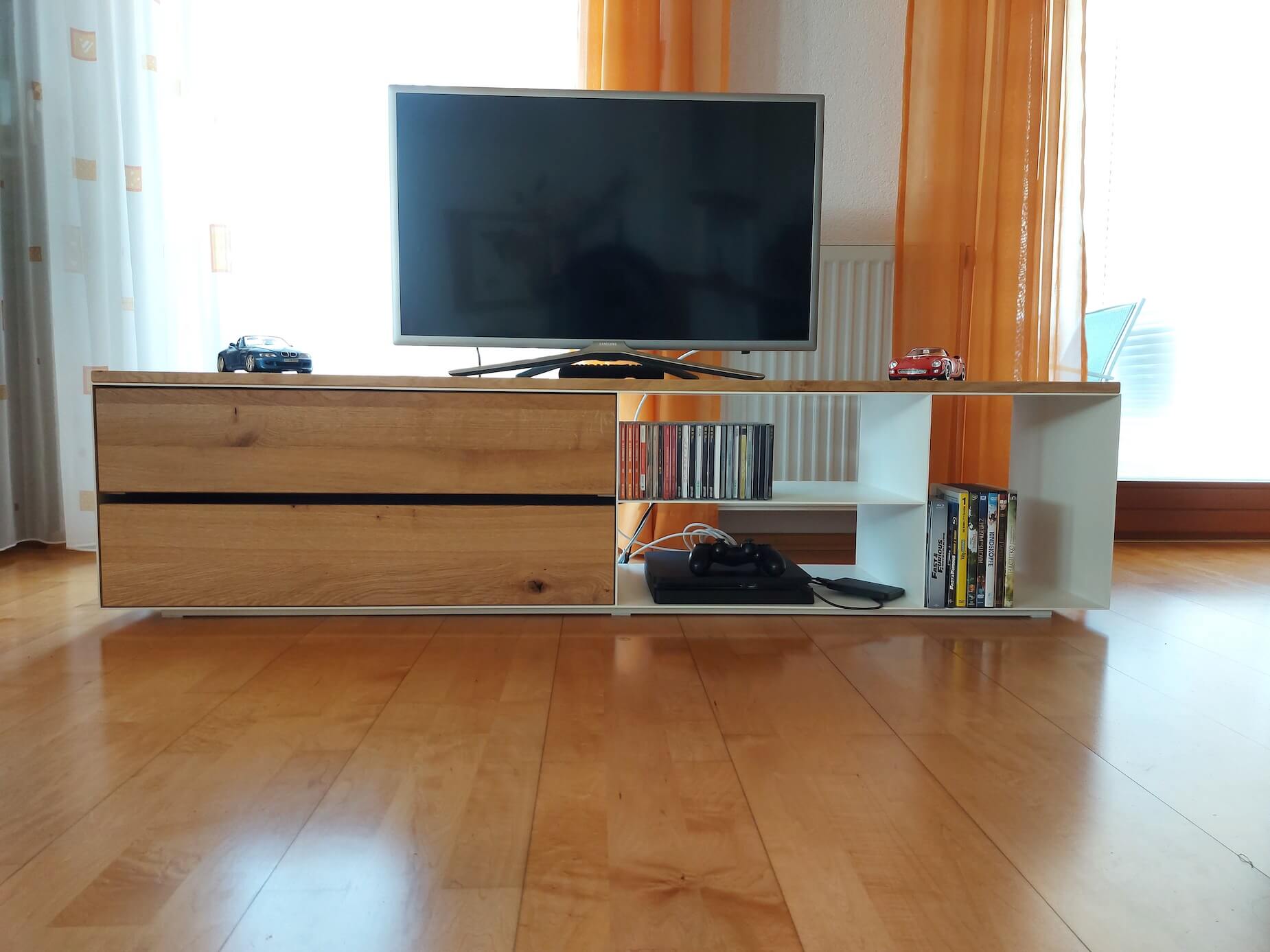 TV Lowboard aus 3 mm Stahl & Massivholz