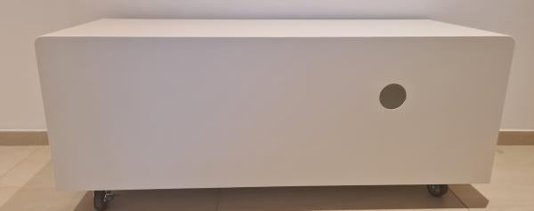 TV Lowboard mit Massivholz-Schubladen auf Rollen